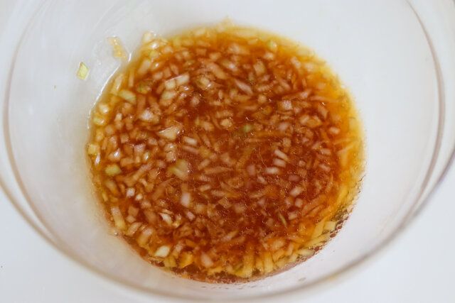 耐熱ボウルに長ねぎ、しょうゆ、酢、砂糖、しょうが（すりおろし）、ごま油を入れて混ぜ合わせる。