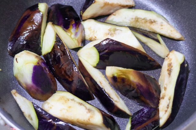 皮がつややかな色になったら裏返して、表面にこんがりと焼き色をつける。