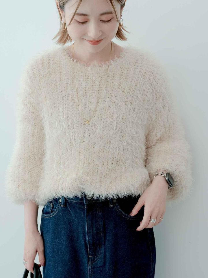画像: トップスはふわふわニットでボリューミー