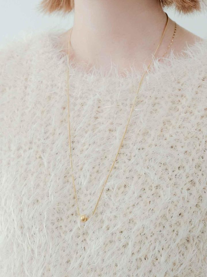 画像: ゴールドのネックレスでふわふわニットをほんのりドレスアップ。