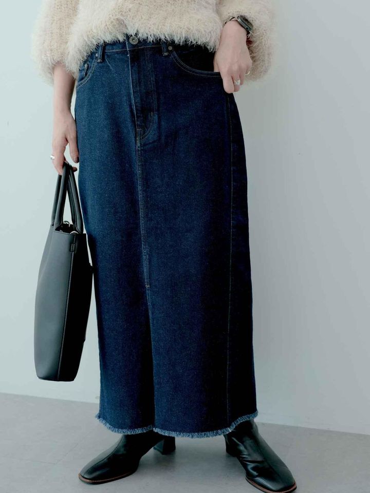 画像: デニムスカートで縦シルエットを強調