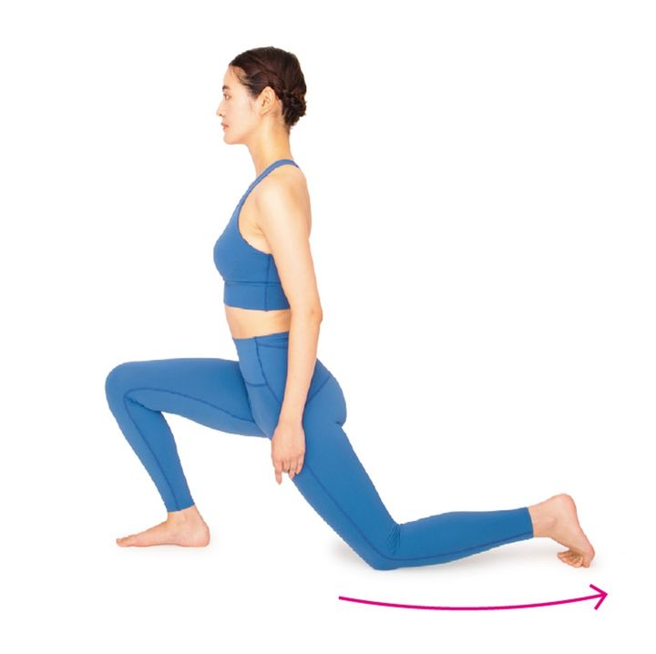 右足を踏み込み、左の鼠径部を伸ばして5秒キープ。同じ動きを3回行う。反対側の脚も同様に。