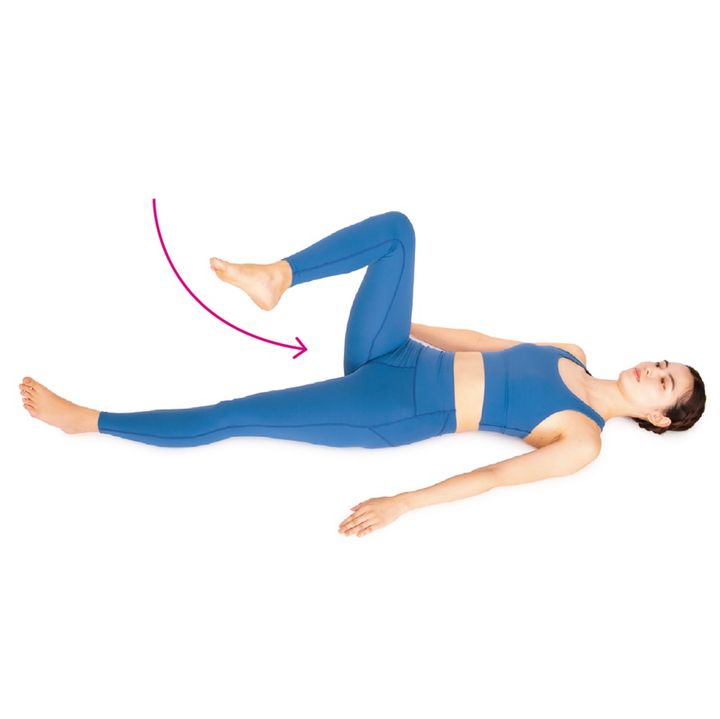 そのままつま先を内側に向ける。