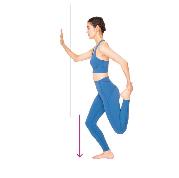 そのまま右ひざをゆっくり曲げ、元に戻る。3回行い、脚を替えて同様に行う。