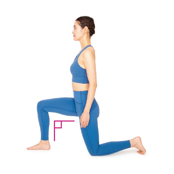 ランジ。右ひざを90度に曲げて前に出し、左ひざは床について骨盤を立てる。