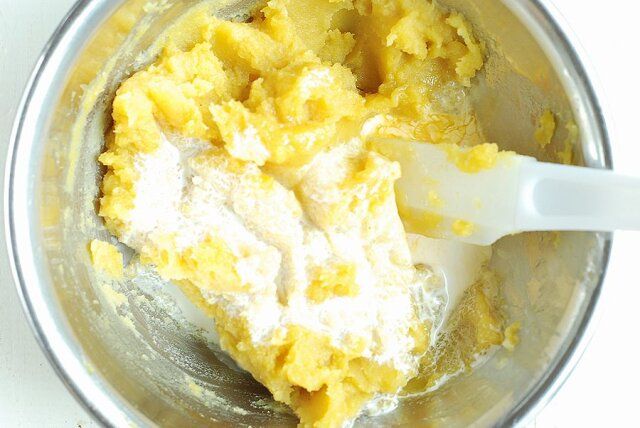 さつま芋が冷えたら、生クリームと溶き卵を入れて混ぜる。