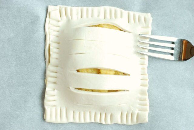 下のシートに上のシートを重ね、周りをフォークで押さえつけてしっかり閉じる。