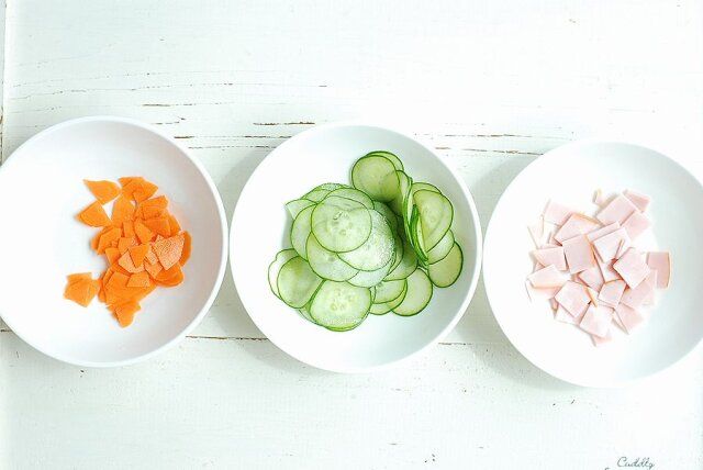 きゅうりは薄切り、人参は皮をむいて薄いいちょう切りにし塩で揉んでおく。ハムは小さな角切りにする。