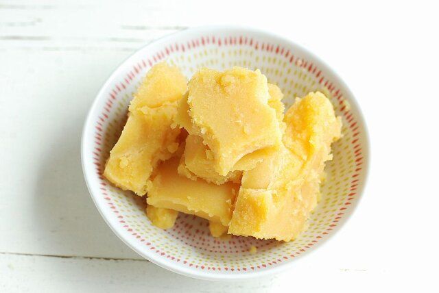 冷凍さつまいもペーストは、耐熱容器に入れレンジ600wラップ無しで1分30秒加熱して水分を飛ばす。