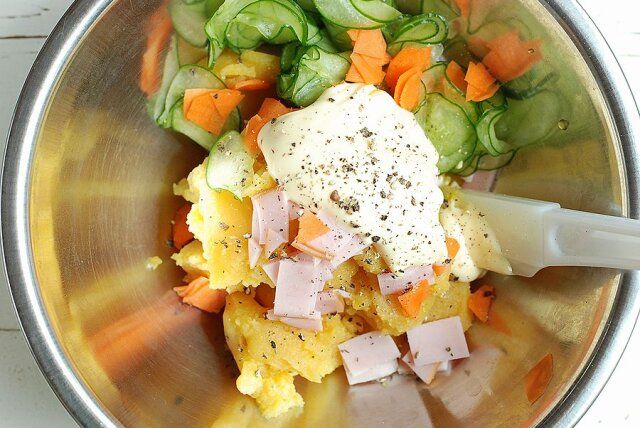 ボウルにさつまいもペースト、キッチンペーパーで水気を取ったきゅうりと人参、ハム、◆の調味料を加えゴムベラでよく混ぜたら完成。