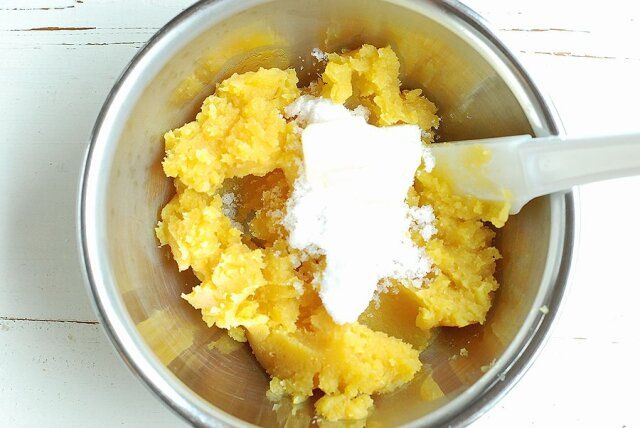 さつまいもが熱いうちにボウルに入れ、無塩バターと砂糖を加えゴムベラでよく混ぜる。