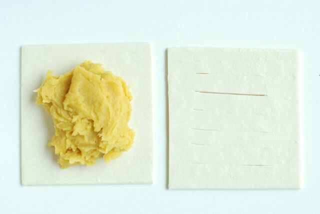 冷凍パイシートを半分にカットし、さつまいもペーストをのせる。