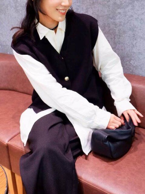 オフィスカジュアルにも休日のおしゃれにもハマる、レイヤードモノトーンスタイル