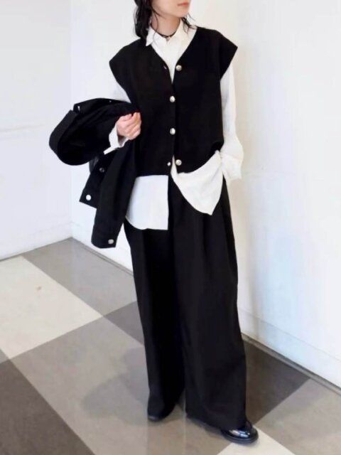 Style③白シャツが効く、メリハリモノトーンスタイル