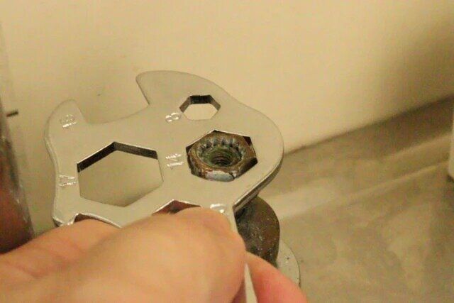 ダイソーの多目的スパナの使い方