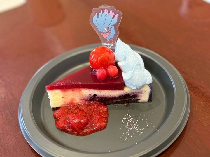 いたずら？ムウマのミックスベリーチーズケーキと赤い野菜？