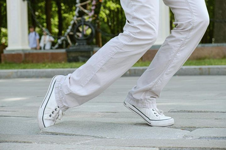 「つまずく」「よろけやすい」を解消！すねの筋肉を鍛える「ひざ上げつま先伸ばし」を解説