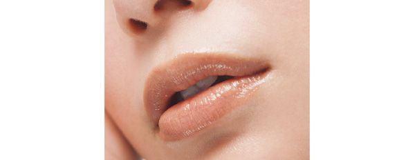 唇は血色レスなヌーディーカラー