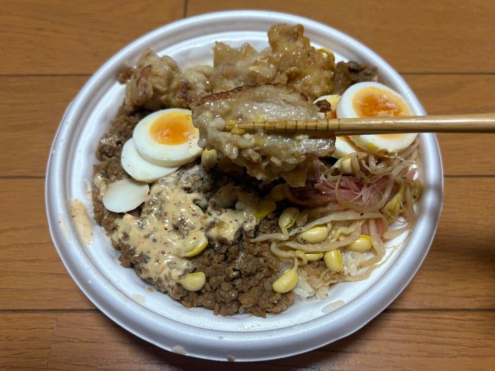 ニンニク背脂が決め手のから揚げ＆豚焼肉月見丼