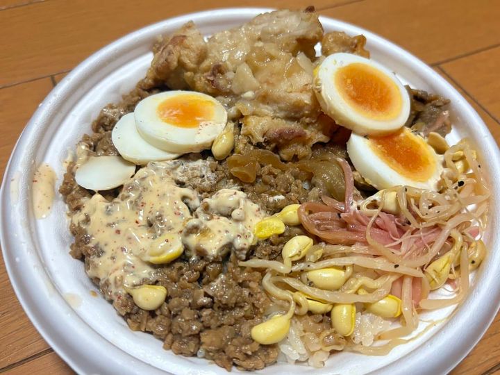 ニンニク背脂が決め手のから揚げ＆豚焼肉月見丼