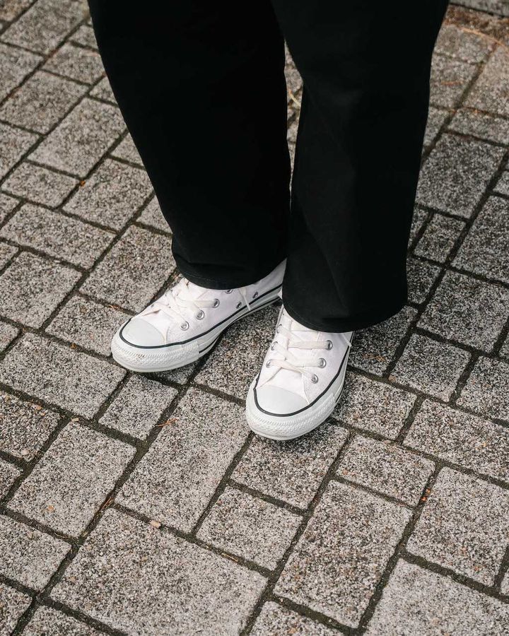 《コンバース》のお手本スニーカールック5選。選ぶ色で役割が変わる優れもの！【TOKYO SNAP】