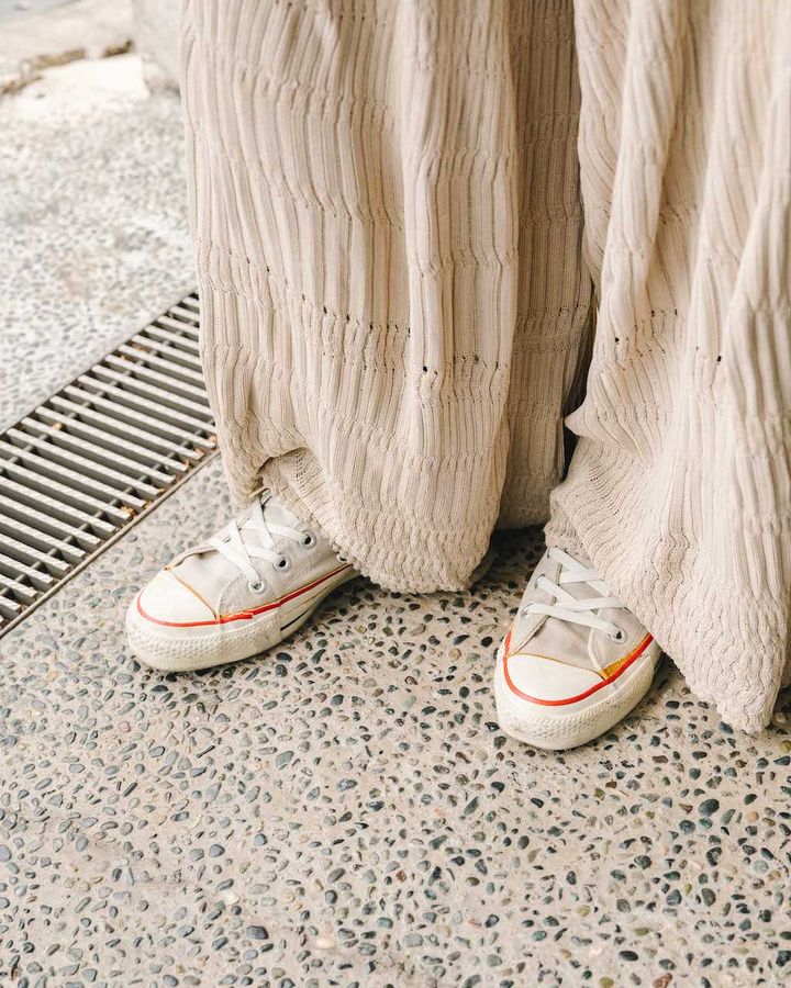 《コンバース》のお手本スニーカールック5選。選ぶ色で役割が変わる優れもの！【TOKYO SNAP】