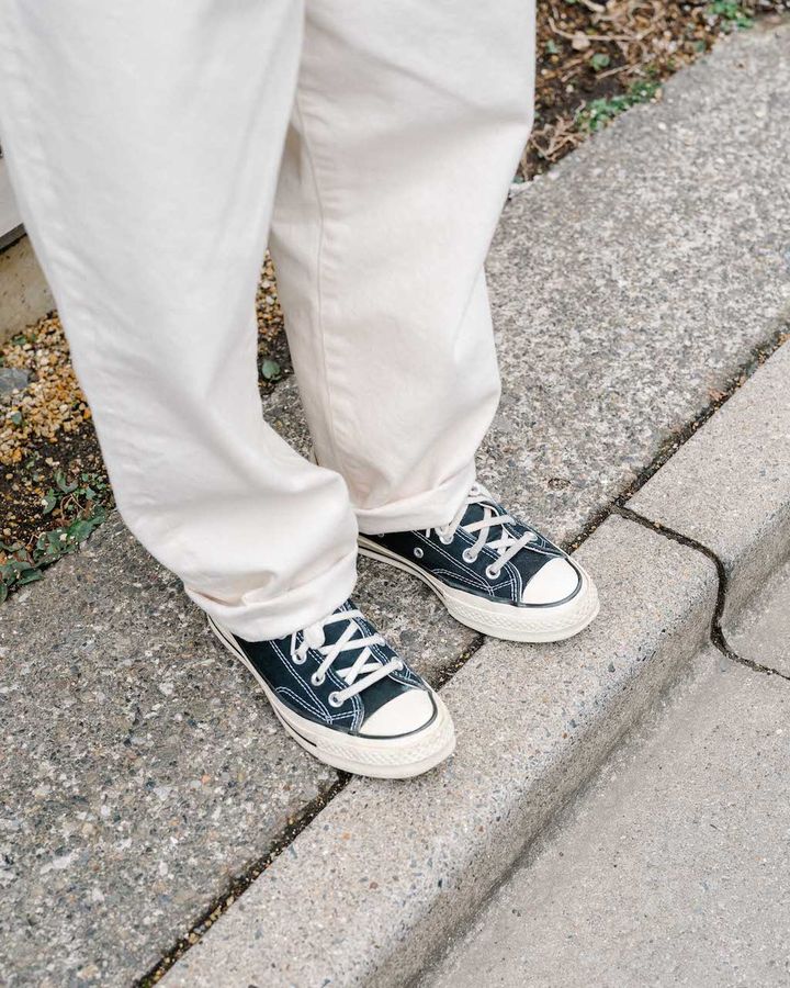 《コンバース》のお手本スニーカールック5選。選ぶ色で役割が変わる優れもの！【TOKYO SNAP】