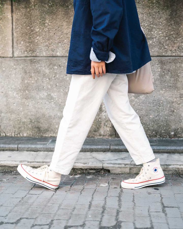 《コンバース》のお手本スニーカールック5選。選ぶ色で役割が変わる優れもの！【TOKYO SNAP】