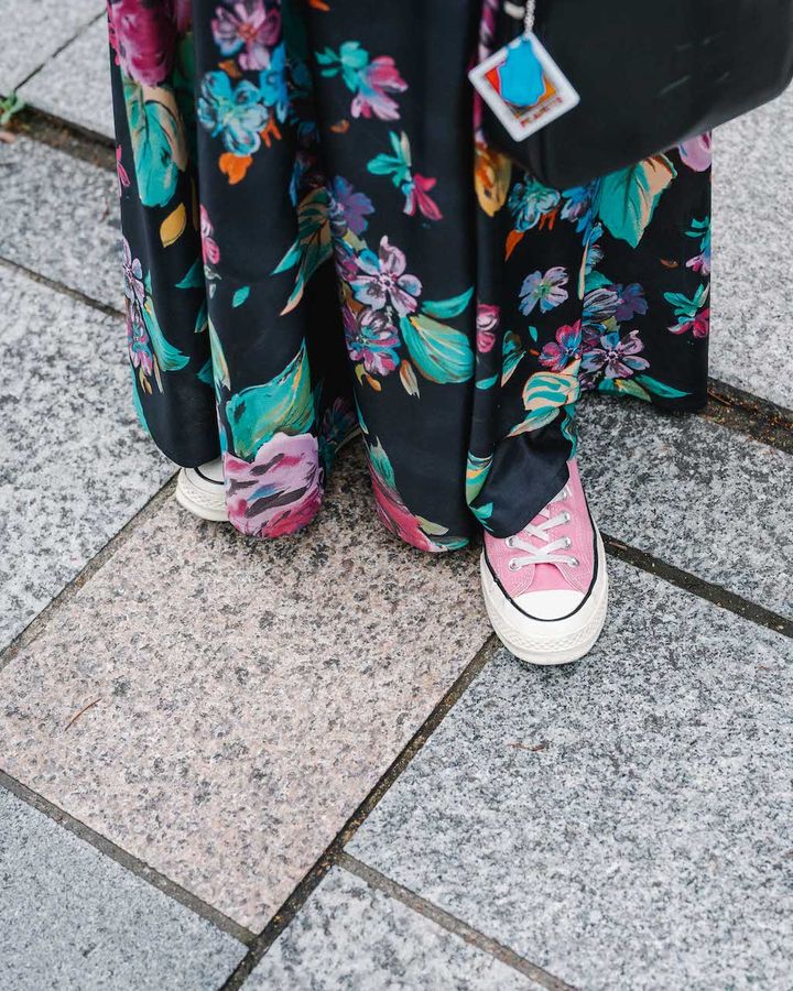 《コンバース》のお手本スニーカールック5選。選ぶ色で役割が変わる優れもの！【TOKYO SNAP】