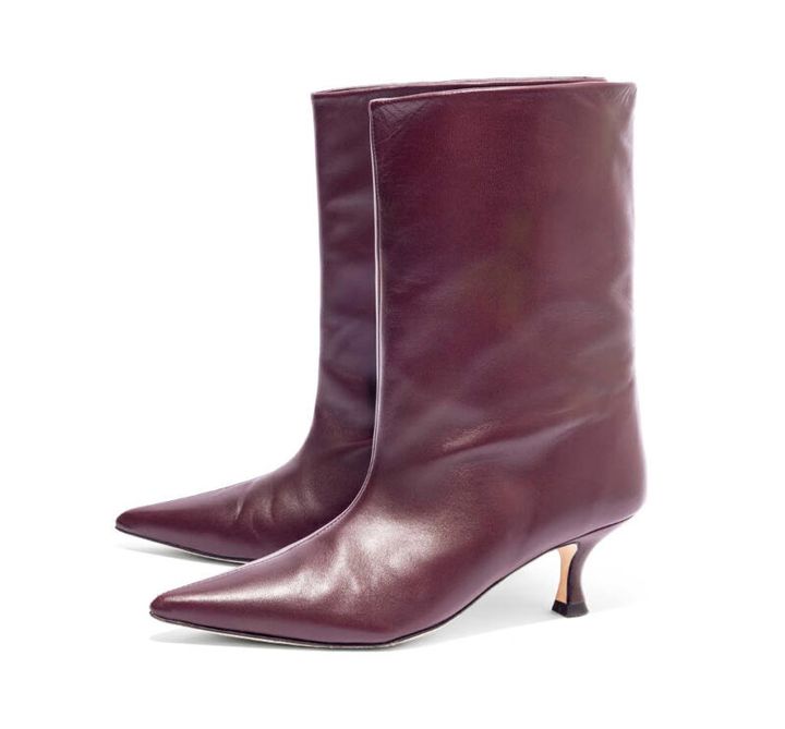 モードと抜け感を両立したミディアムブーツ。足もとを華奢に見せつつ、ボリュームのあるボトムスともバランスよし。4万9500円（ペリーコ サニー）