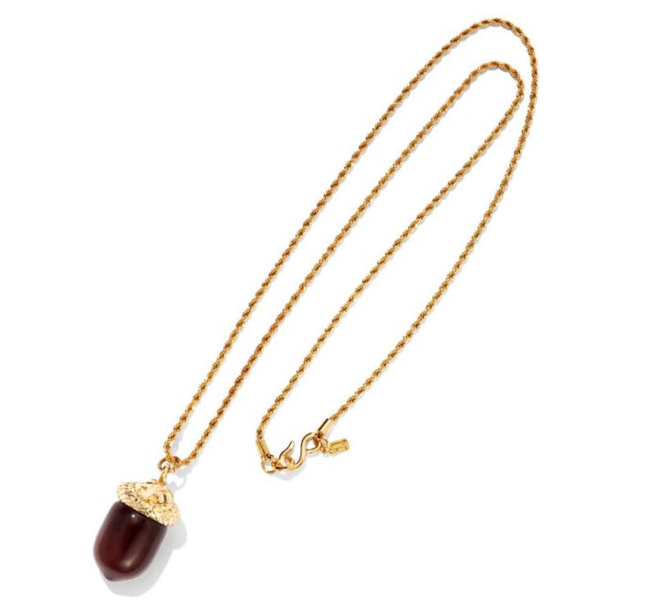 どんぐりのモチーフが愛嬌たっぷりなネックレス。コスチュームジュエリーで大人の遊び心を。1万9800円（ケネス・ジェイ・レーン／ZUTTOHOLIC）