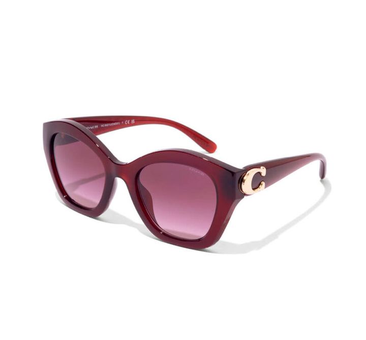 グラデーションレンズが表情を優しく彩るサングラス。「C」ロゴがアクセント。2万4420円（コーチ／ルックスオティカジャパン カスタマーサービス）