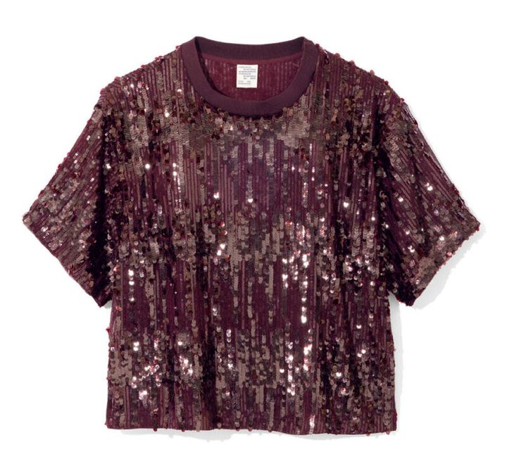 上品に煌めくスパンコールディテールが女性らしさを格上げ。パーティシーンでも着映えるニット。3万7400円（バウム・ウンド・ヘルガーテン／S&T）