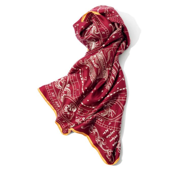 装いの差し色になるバーガンディのシルクスカーフ。首もとに巻くだけでなく、羽織りにもなる88×88cmの大判サイズが使える。2万2000円（マニプリ）