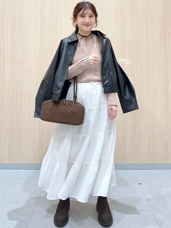 きれいめな着こなしに羽織ってミックスコーデに！ 出典：StyleHint