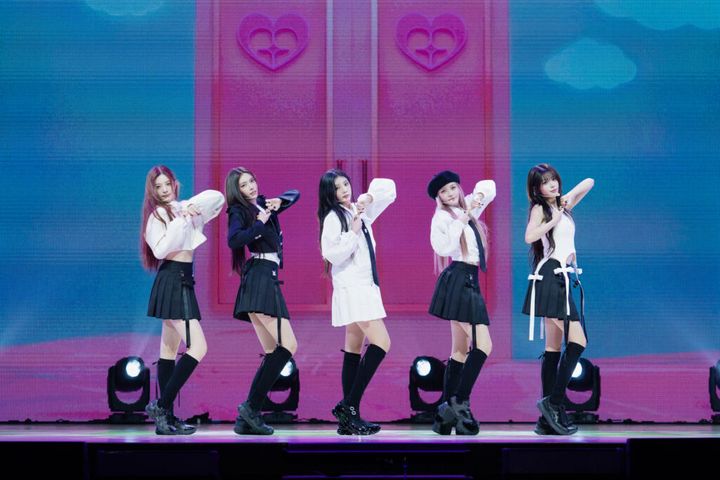 一発撮りで歌唱する人気ユーチューブ（YouTube）チャンネル「THE FIRST TAKE」に3日、韓国の5人組ガールズグループ、ILLIT（アイリット）が初登場しました。