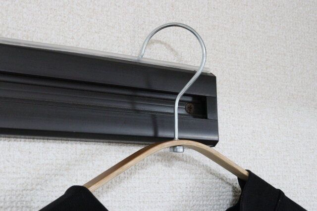 セリアの便利なかもい・ドア枠用ハンガー 落下防止テープ 1.5m