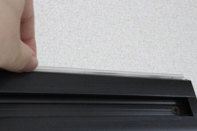 セリアのかもい・ドア枠用ハンガー 落下防止テープ 1.5mを貼り付ける