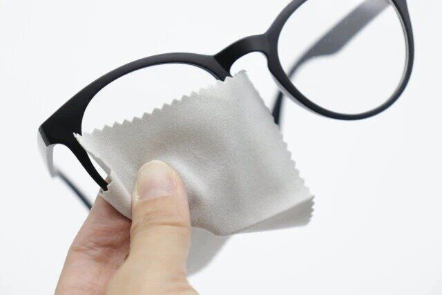 ダイソーのくもり止めメガネ拭きクロスを使う
