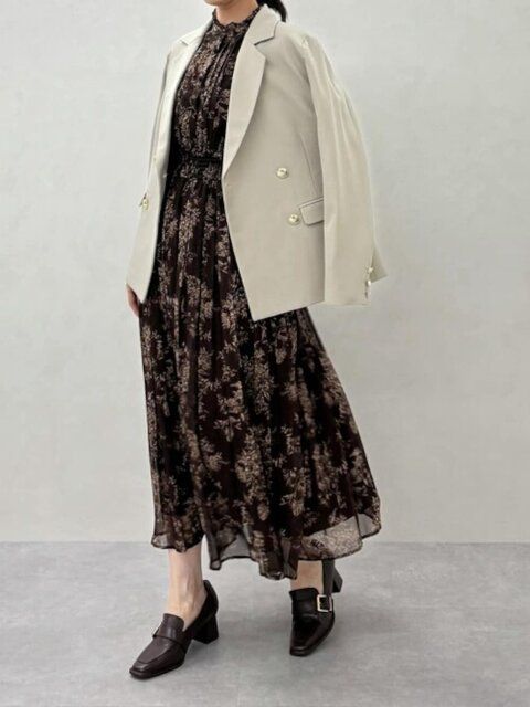 2025秋おすすめレディースコーデフラワー柄ワンピース