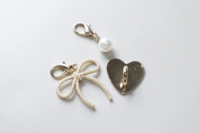 ダイソーのスマホチャーム ビジューリボン 3P