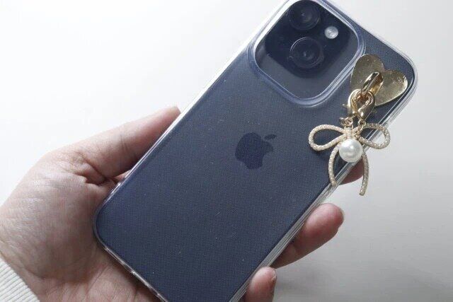 ダイソーのリボンとパールのスマホチャーム