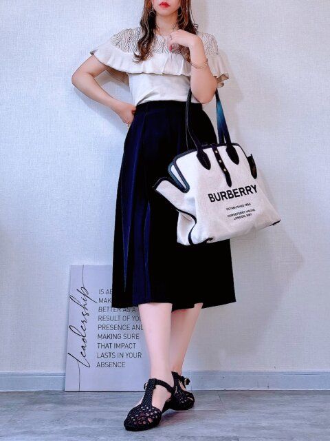 ブラックキュロッツでシンプルきれいめモノトーン