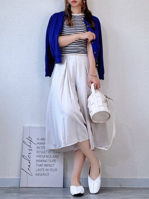 ナチュラルキュロッツ×ブルーの肩掛けカーデで爽やかカーデ