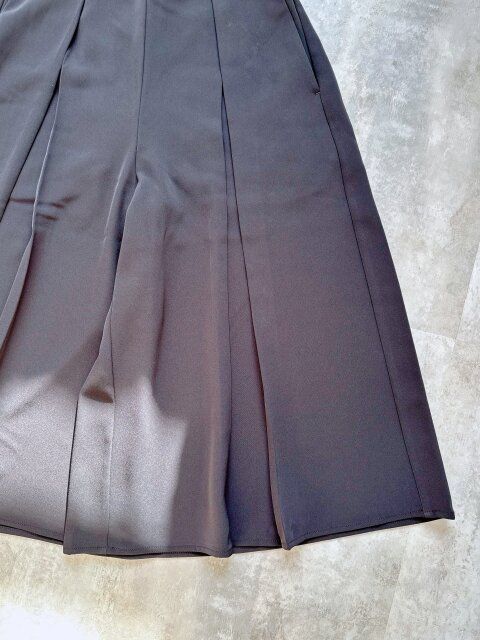 裾に向かって広がるフレアシルエット