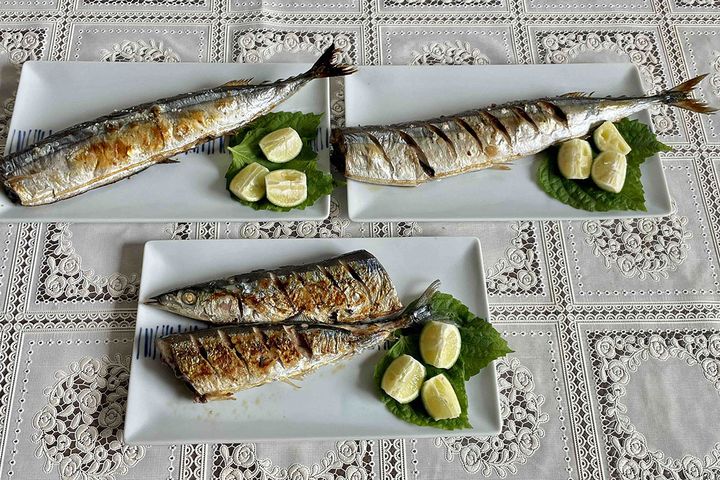 魚焼きグリルで焼いた2尾（写真上）、フライパンで焼いた1尾（同下）。焼き比べた結果は？