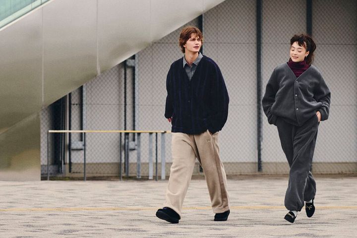 無地とストライプのバリエーションで展開されるカーディガンはNEEDLESのアイコン的なパターンをユニクロのフィット感に合わせて調整。