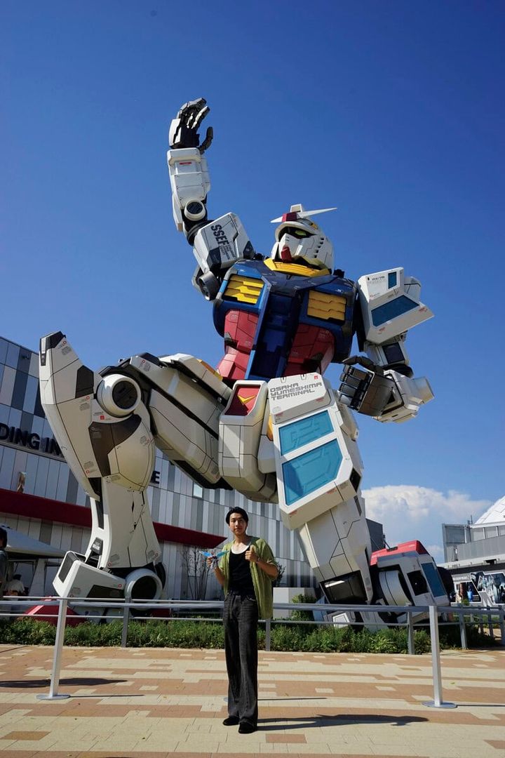 大阪万博のガンダムネクストフューチャーパビリオンの雄大な実物大ガンダム像