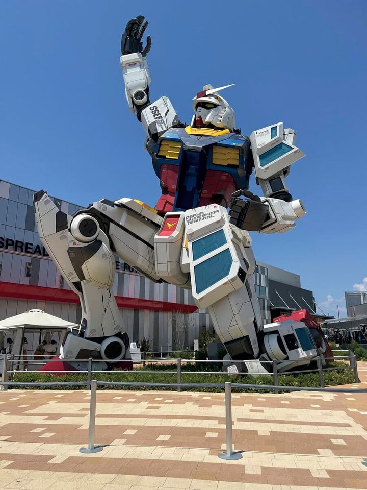 大阪万博のガンダムネクストフューチャーパビリオンの雄大な実物大ガンダム像