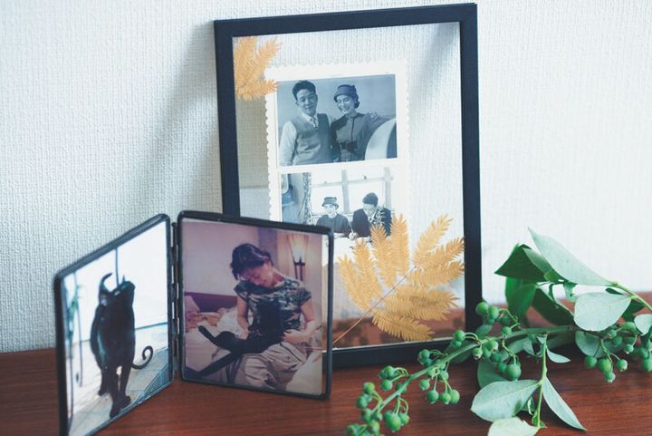 新婚旅行に旅立つ幸せそうな父と母。